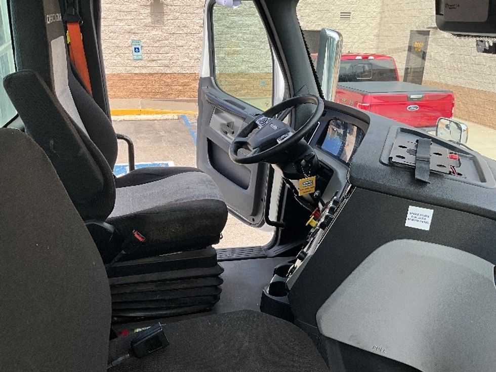 Day Cab Tractor-Heavy Duty Tractors-Freightliner-2022-T11664ST-Indianapolis-IN-579,460\n\t\tmiles-$ 42,500 - Image 14