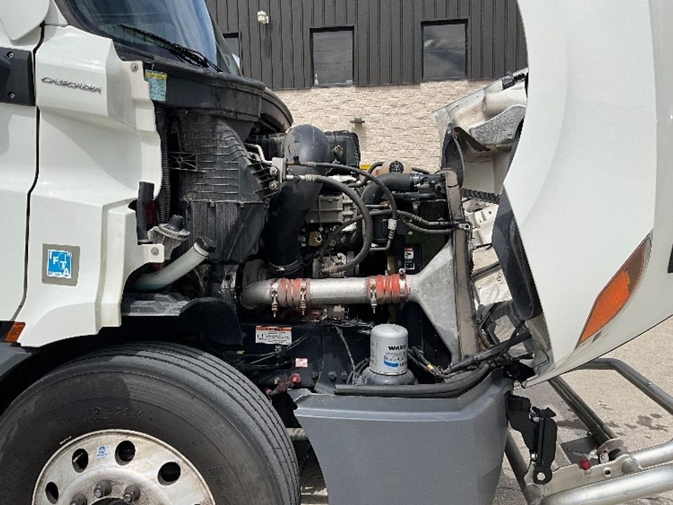 Day Cab Tractor-Heavy Duty Tractors-Freightliner-2022-T11664ST-Indianapolis-IN-579,460\n\t\tmiles-$ 42,500 - Image 15