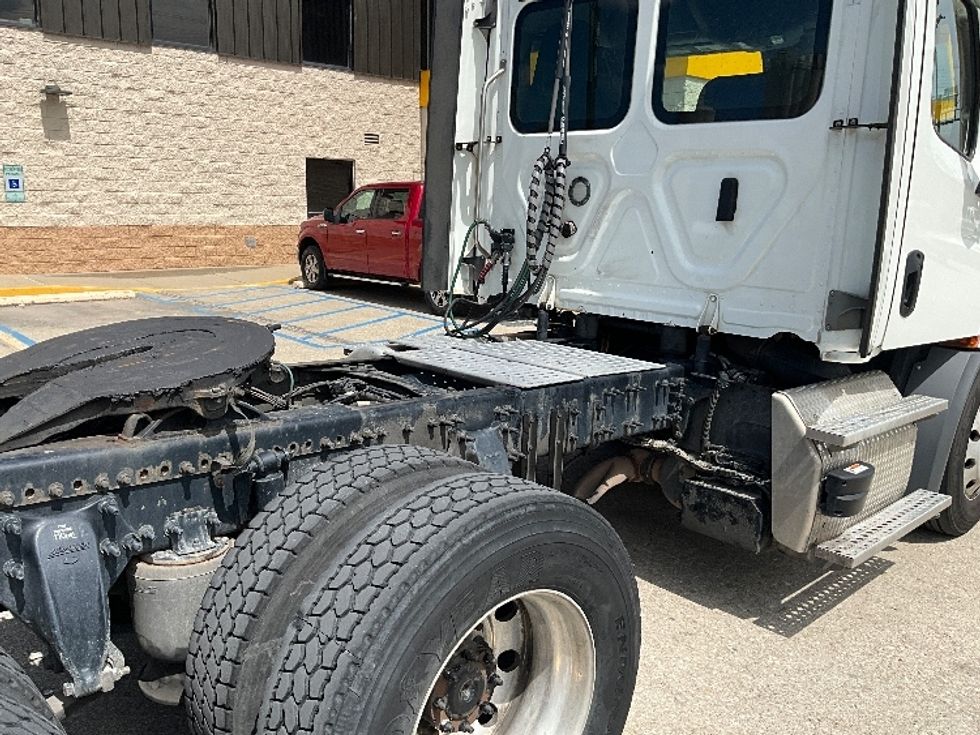 Day Cab Tractor-Heavy Duty Tractors-Freightliner-2022-T11664ST-Indianapolis-IN-579,460\n\t\tmiles-$ 42,500 - Image 17