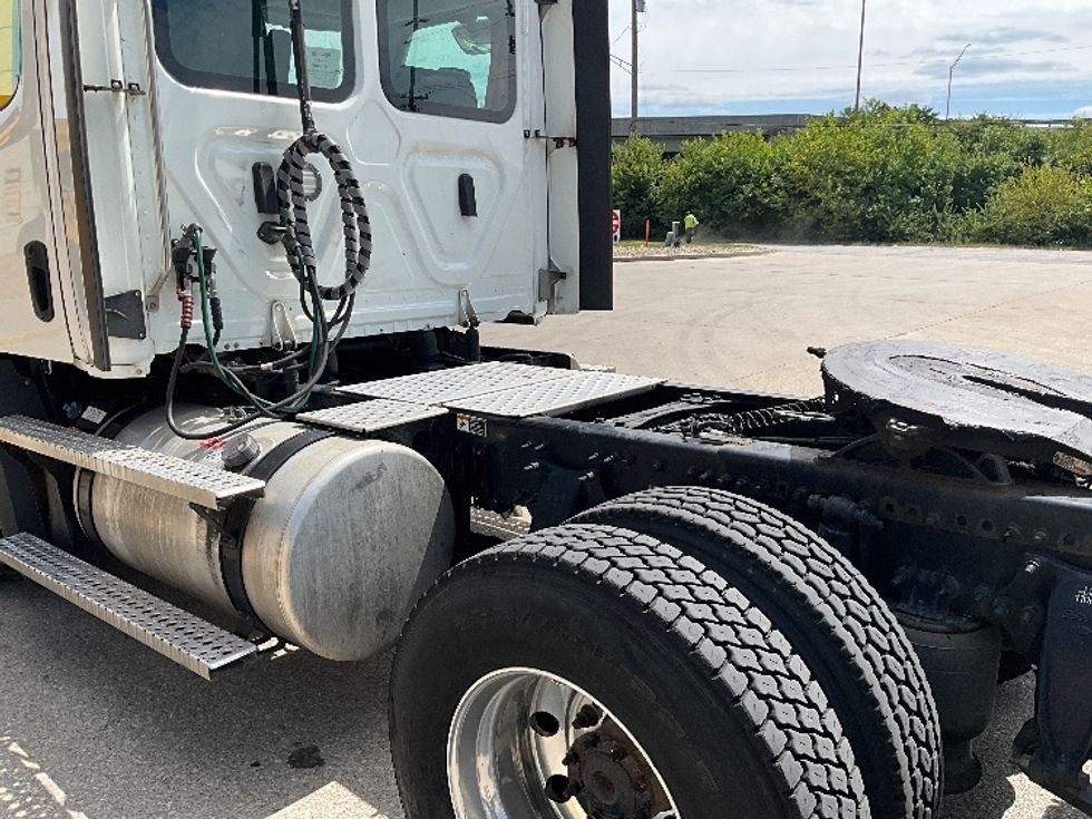 Day Cab Tractor-Heavy Duty Tractors-Freightliner-2022-T11664ST-Indianapolis-IN-579,460\n\t\tmiles-$ 42,500 - Image 18