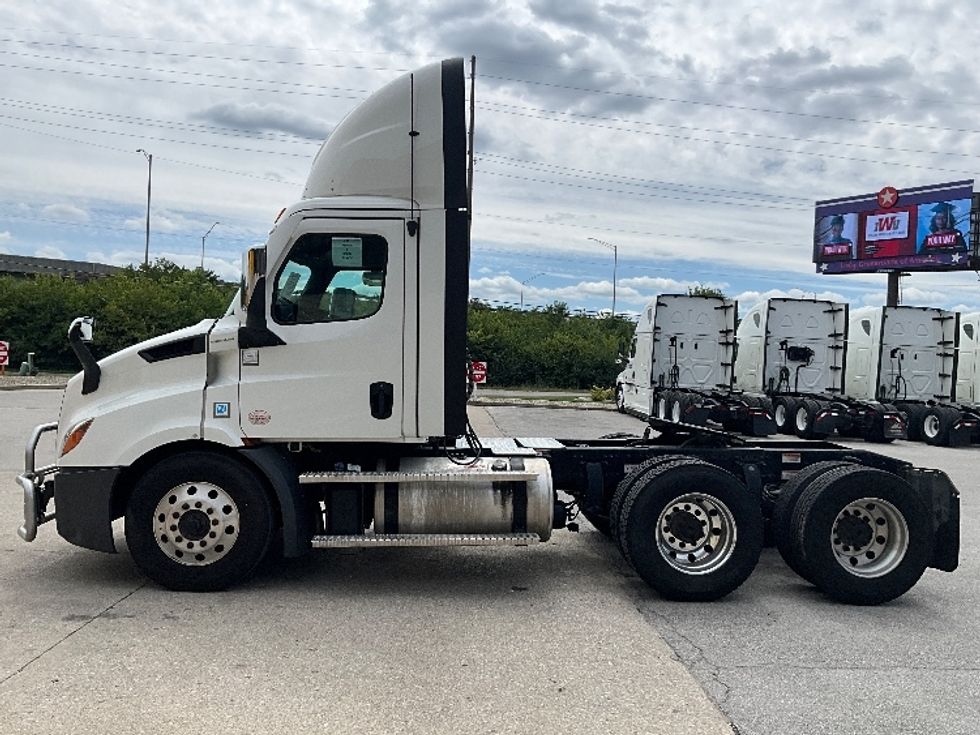 Day Cab Tractor-Heavy Duty Tractors-Freightliner-2022-T11664ST-Indianapolis-IN-579,460\n\t\tmiles-$ 42,500 - Image 4
