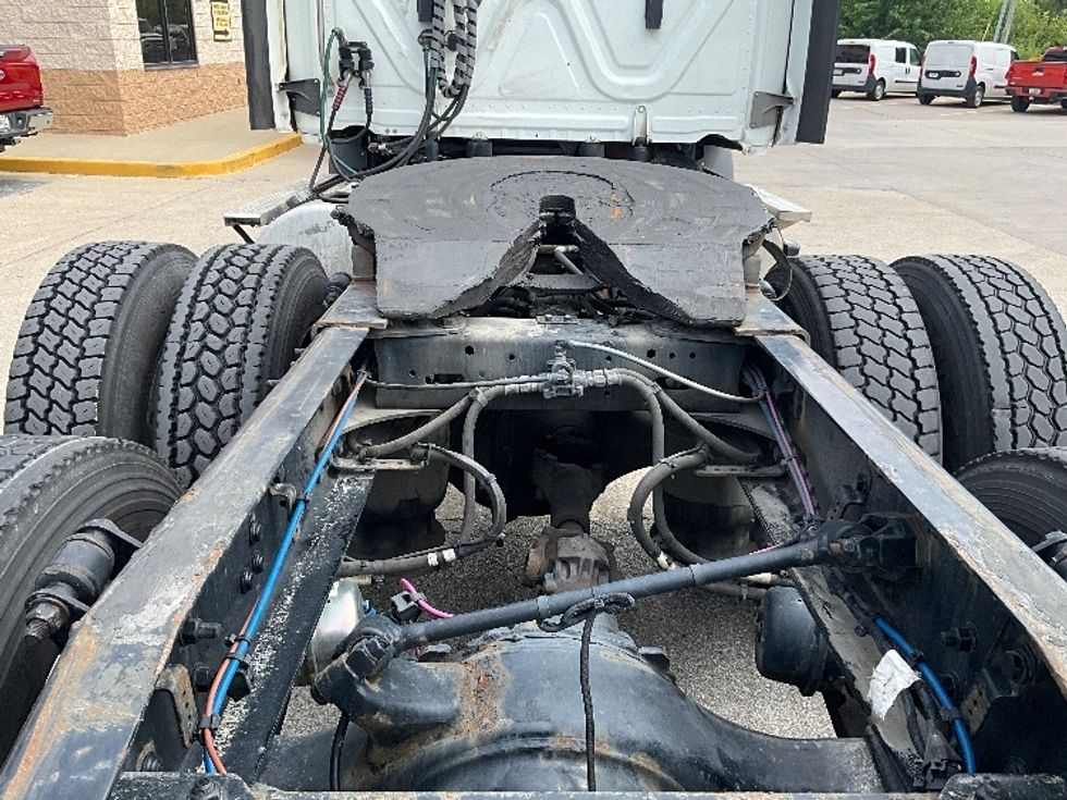 Day Cab Tractor-Heavy Duty Tractors-Freightliner-2022-T11664ST-Indianapolis-IN-579,460\n\t\tmiles-$ 42,500 - Image 6