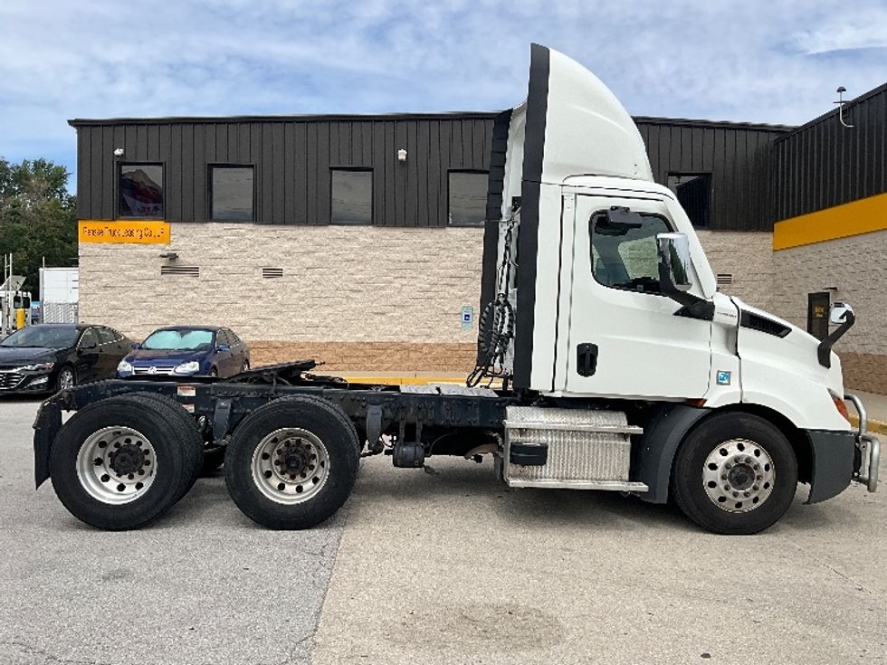 Day Cab Tractor-Heavy Duty Tractors-Freightliner-2022-T11664ST-Indianapolis-IN-579,460\n\t\tmiles-$ 42,500 - Image 8