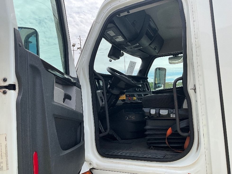 Day Cab Tractor-Heavy Duty Tractors-Freightliner-2022-T11664ST-Indianapolis-IN-579,460\n\t\tmiles-$ 42,500 - Image 9
