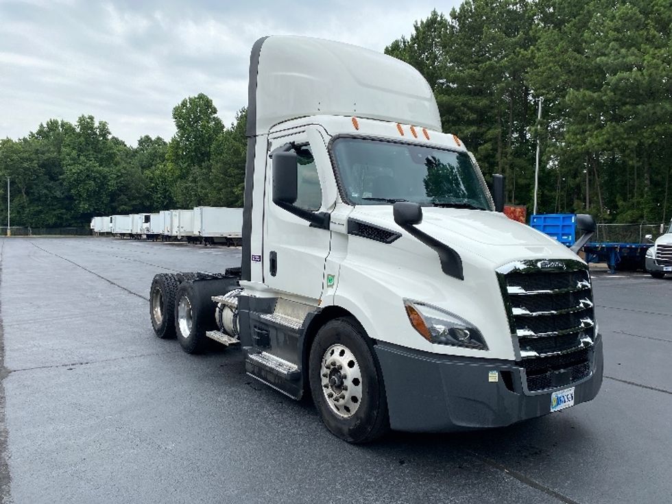 Day Cab Tractor-Heavy Duty Tractors-Freightliner-2022-T11664ST-Kennesaw-GA-627,180\n\t\tmiles-$ 33,750 - Image 1