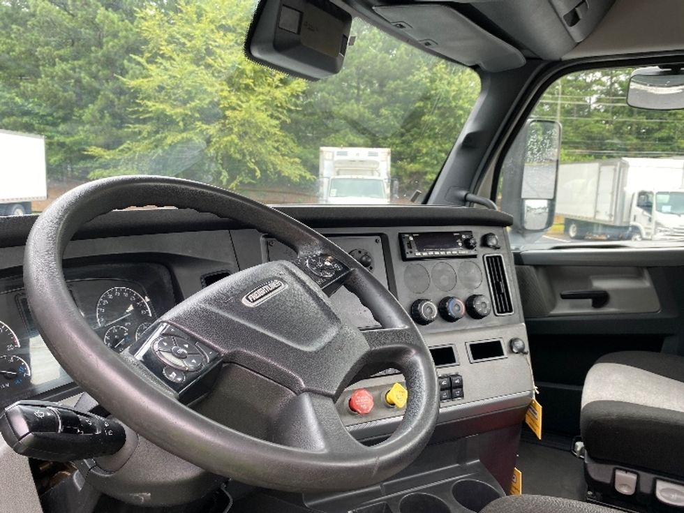 Day Cab Tractor-Heavy Duty Tractors-Freightliner-2022-T11664ST-Kennesaw-GA-627,180\n\t\tmiles-$ 33,750 - Image 10