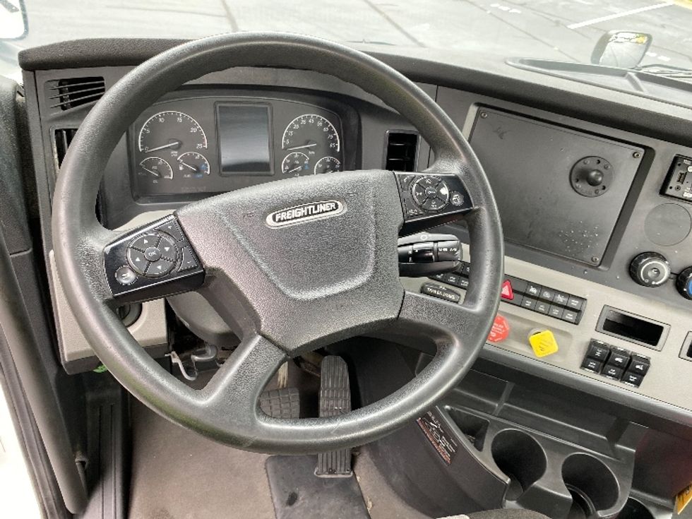 Day Cab Tractor-Heavy Duty Tractors-Freightliner-2022-T11664ST-Kennesaw-GA-627,180\n\t\tmiles-$ 33,750 - Image 11