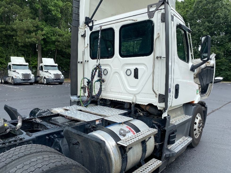 Day Cab Tractor-Heavy Duty Tractors-Freightliner-2022-T11664ST-Kennesaw-GA-627,180\n\t\tmiles-$ 33,750 - Image 17