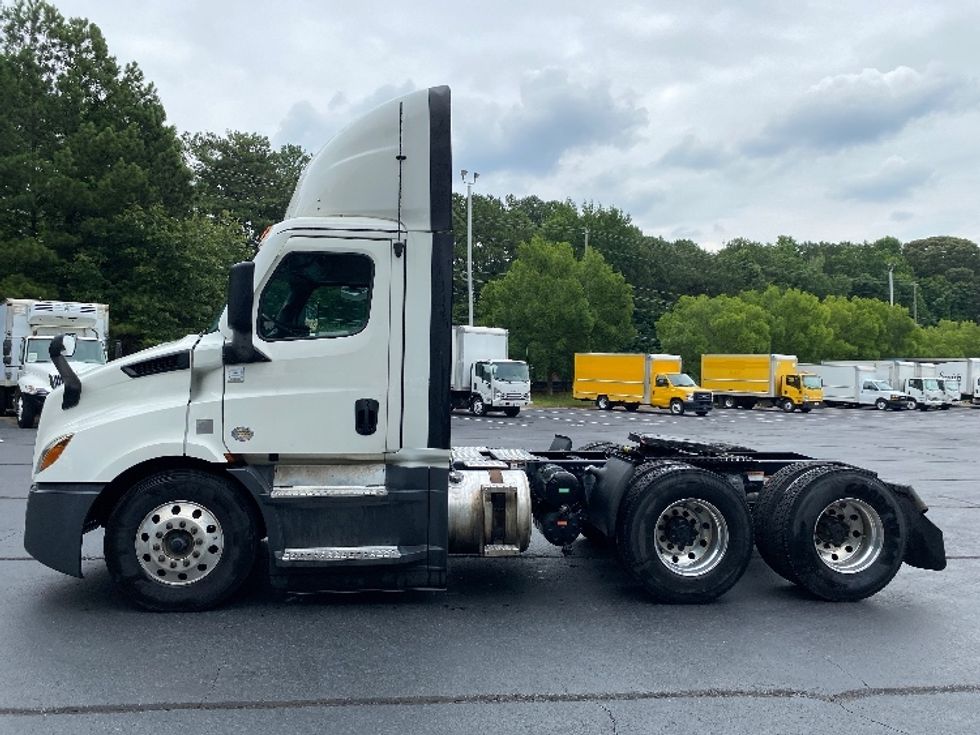 Day Cab Tractor-Heavy Duty Tractors-Freightliner-2022-T11664ST-Kennesaw-GA-627,180\n\t\tmiles-$ 33,750 - Image 4