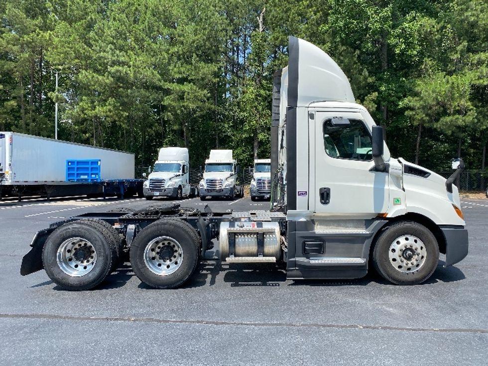 Day Cab Tractor-Heavy Duty Tractors-Freightliner-2022-T11664ST-Kennesaw-GA-627,180\n\t\tmiles-$ 33,750 - Image 8