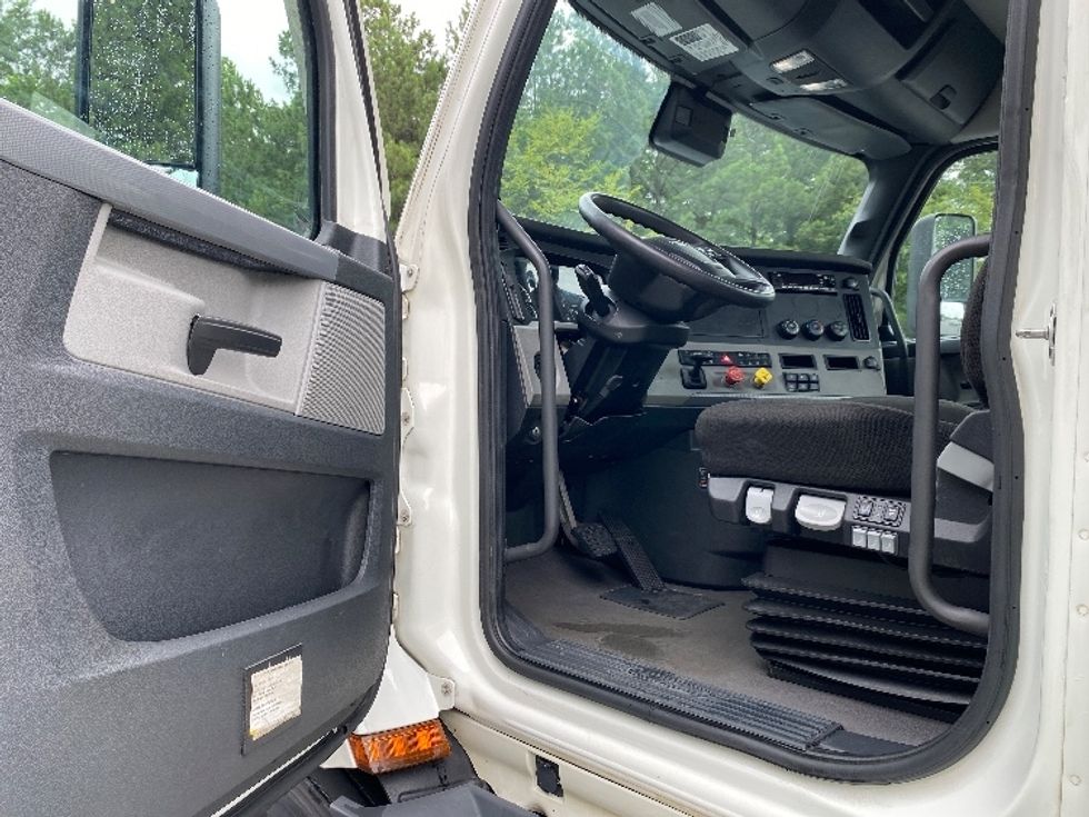 Day Cab Tractor-Heavy Duty Tractors-Freightliner-2022-T11664ST-Kennesaw-GA-627,180\n\t\tmiles-$ 33,750 - Image 9