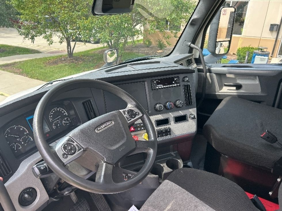 Day Cab Tractor-Heavy Duty Tractors-Freightliner-2022-T11664ST-La Porte-IN-166,270\n\t\tmiles-$ 73,000 - Image 10