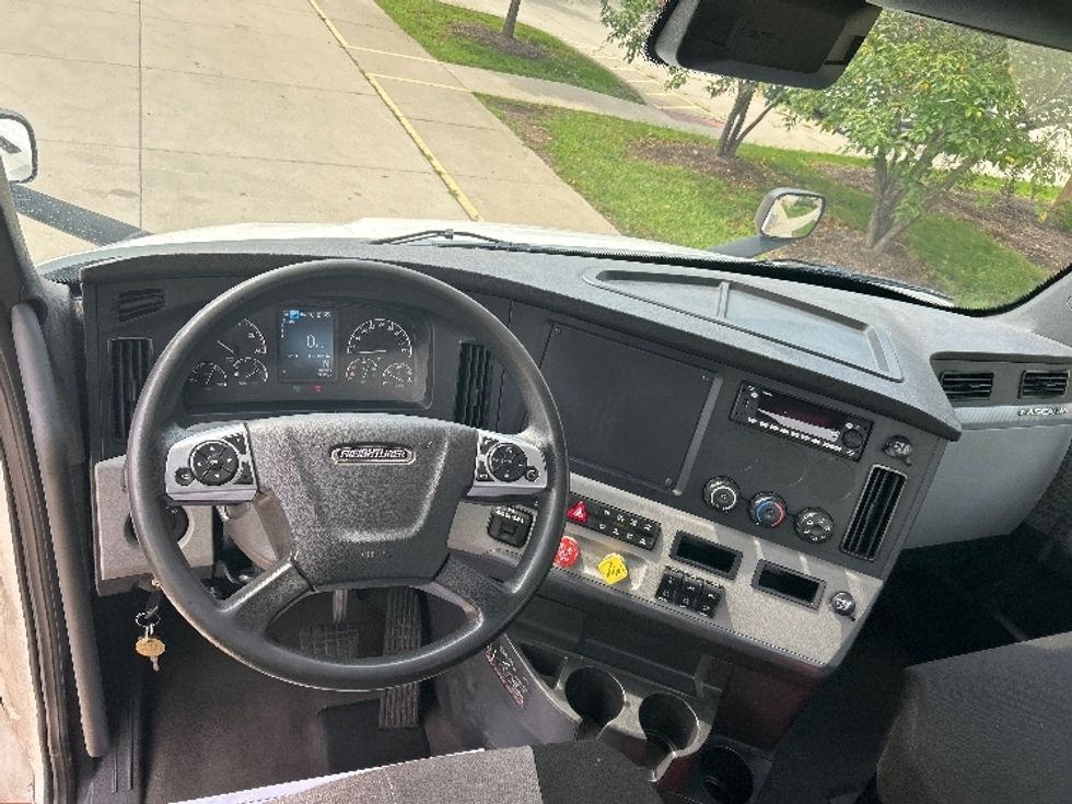 Day Cab Tractor-Heavy Duty Tractors-Freightliner-2022-T11664ST-La Porte-IN-166,270\n\t\tmiles-$ 73,000 - Image 11