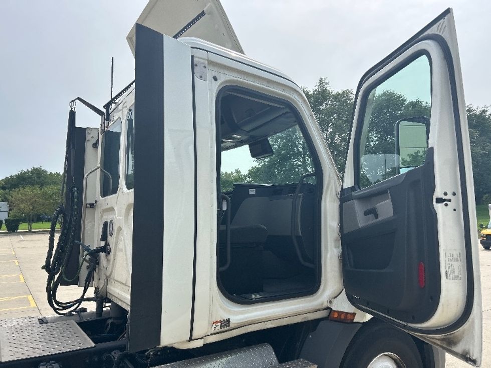 Day Cab Tractor-Heavy Duty Tractors-Freightliner-2022-T11664ST-La Porte-IN-166,270\n\t\tmiles-$ 73,000 - Image 12