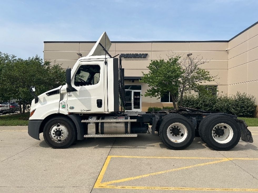 Day Cab Tractor-Heavy Duty Tractors-Freightliner-2022-T11664ST-La Porte-IN-166,270\n\t\tmiles-$ 73,000 - Image 4