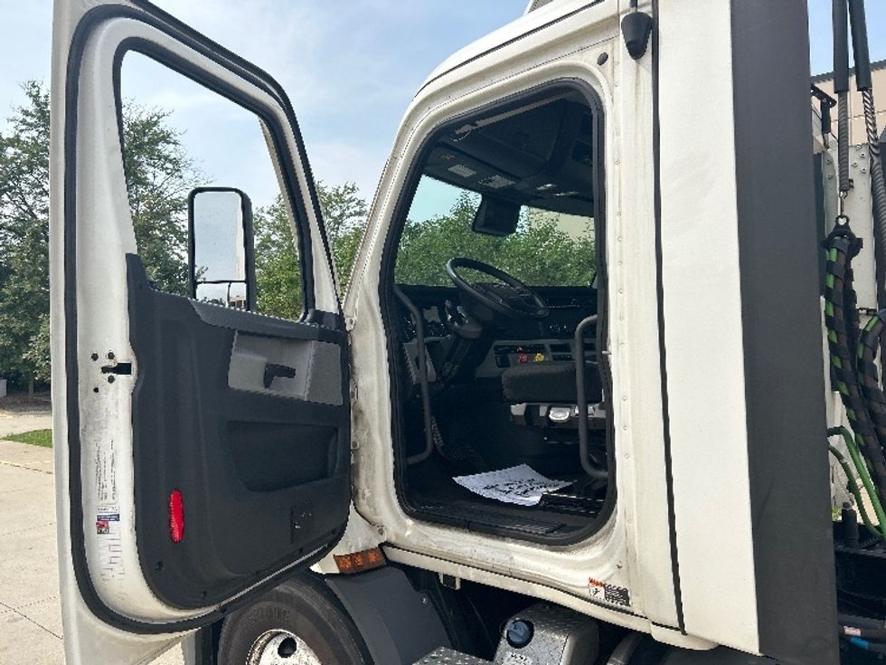 Day Cab Tractor-Heavy Duty Tractors-Freightliner-2022-T11664ST-La Porte-IN-166,270\n\t\tmiles-$ 73,000 - Image 9