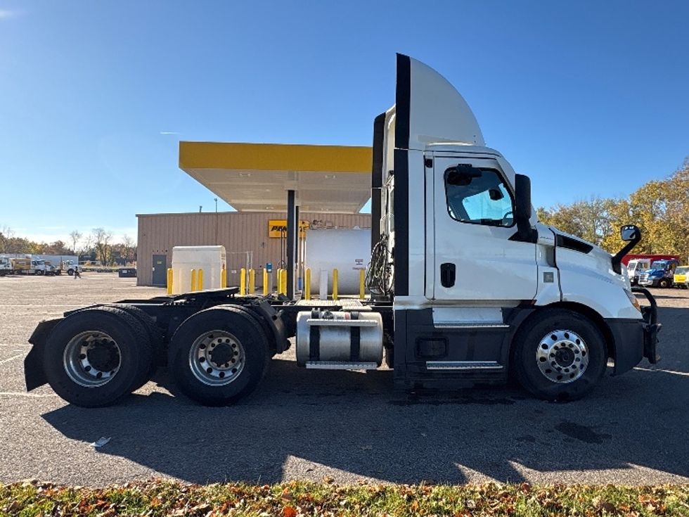 Day Cab Tractor-Heavy Duty Tractors-Freightliner-2022-T11664ST-Lansing-MI-540,450\n\t\tmiles-$ 40,250 - Image 8