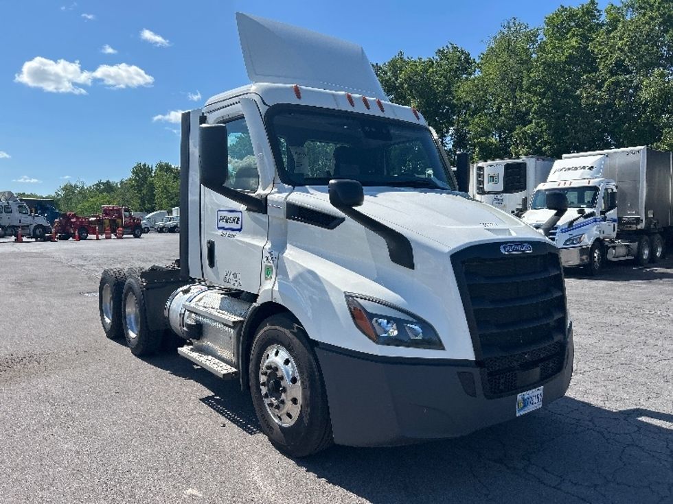 Day Cab Tractor-Heavy Duty Tractors-Freightliner-2022-T11664ST-Liverpool-NY-225,565\n\t\tmiles-$ 63,250 - Image 1