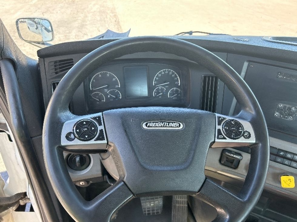 Day Cab Tractor-Heavy Duty Tractors-Freightliner-2022-T11664ST-Liverpool-NY-225,565\n\t\tmiles-$ 63,250 - Image 11