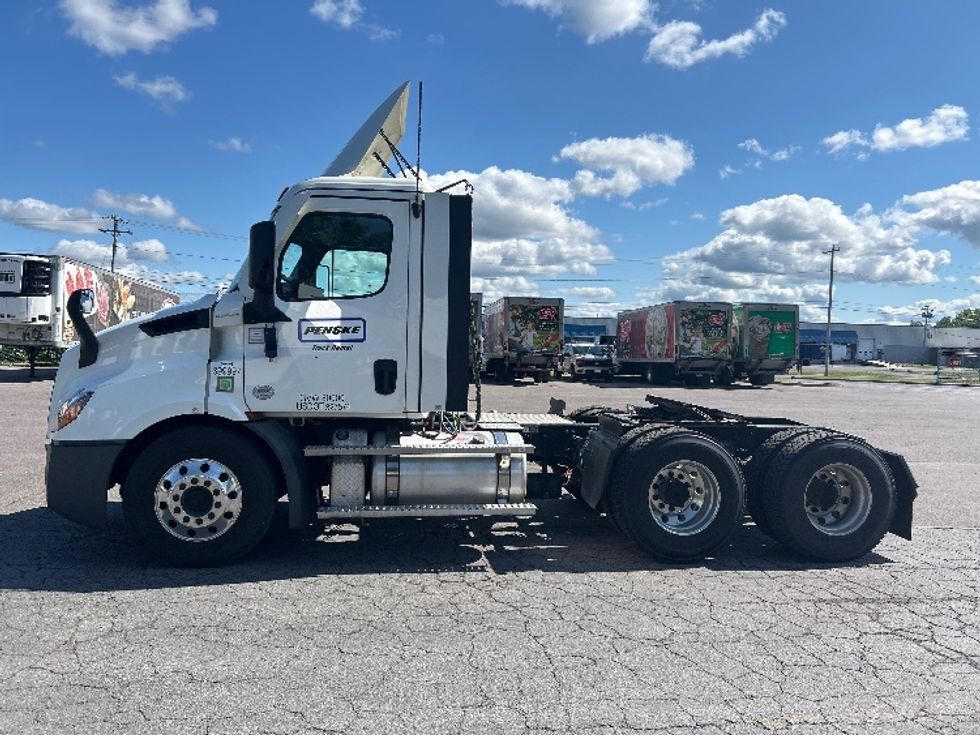Day Cab Tractor-Heavy Duty Tractors-Freightliner-2022-T11664ST-Liverpool-NY-225,565\n\t\tmiles-$ 63,250 - Image 4
