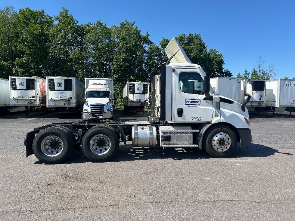 Day Cab Tractor-Heavy Duty Tractors-Freightliner-2022-T11664ST-Liverpool-NY-225,565\n\t\tmiles-$ 63,250 - Image 8