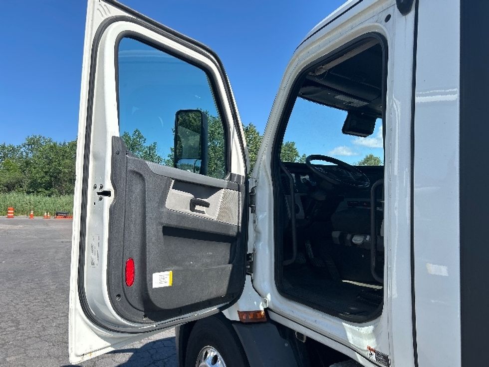 Day Cab Tractor-Heavy Duty Tractors-Freightliner-2022-T11664ST-Liverpool-NY-225,565\n\t\tmiles-$ 63,250 - Image 9