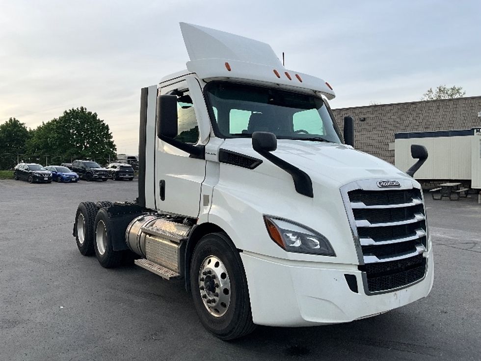 Day Cab Tractor-Heavy Duty Tractors-Freightliner-2022-T11664ST-London-ON-290,455\n\t\tkm-$ 93,500 - Image 1