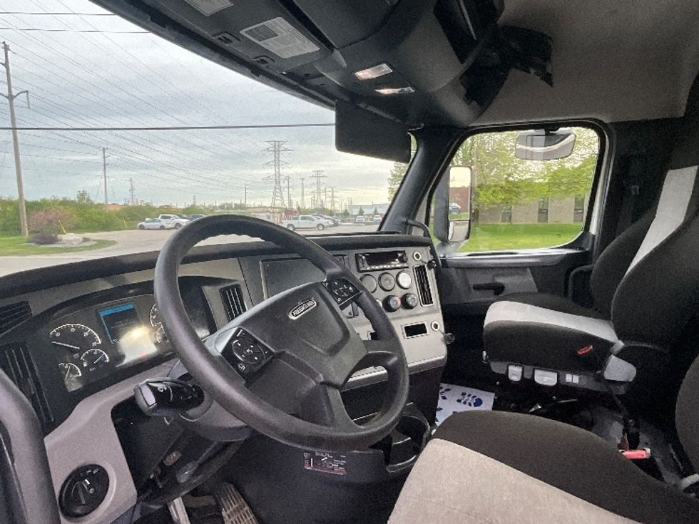 Day Cab Tractor-Heavy Duty Tractors-Freightliner-2022-T11664ST-London-ON-290,455\n\t\tkm-$ 93,500 - Image 10