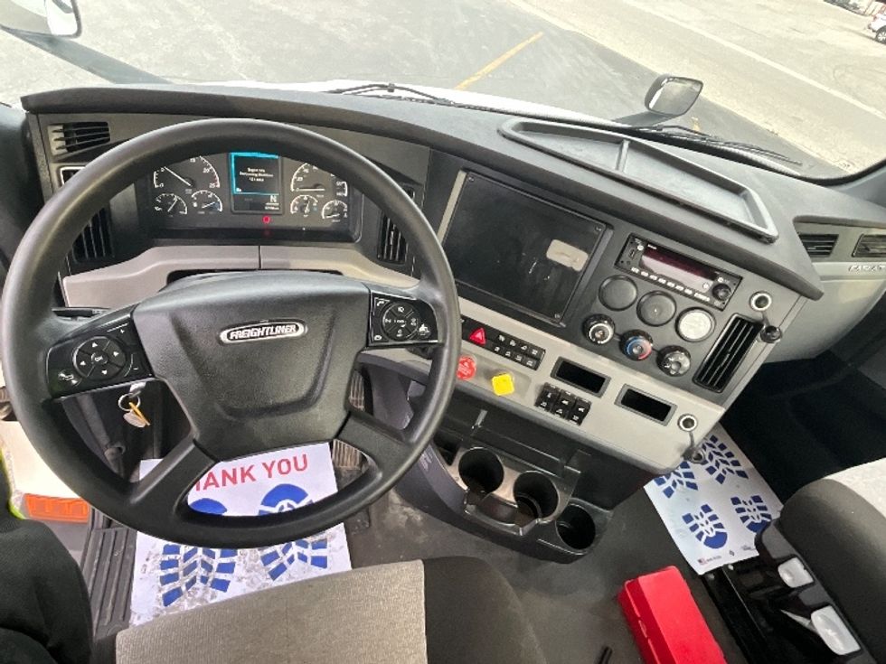 Day Cab Tractor-Heavy Duty Tractors-Freightliner-2022-T11664ST-London-ON-290,455\n\t\tkm-$ 93,500 - Image 11