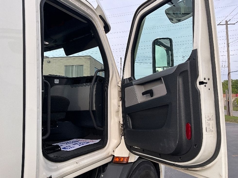 Day Cab Tractor-Heavy Duty Tractors-Freightliner-2022-T11664ST-London-ON-290,455\n\t\tkm-$ 93,500 - Image 12