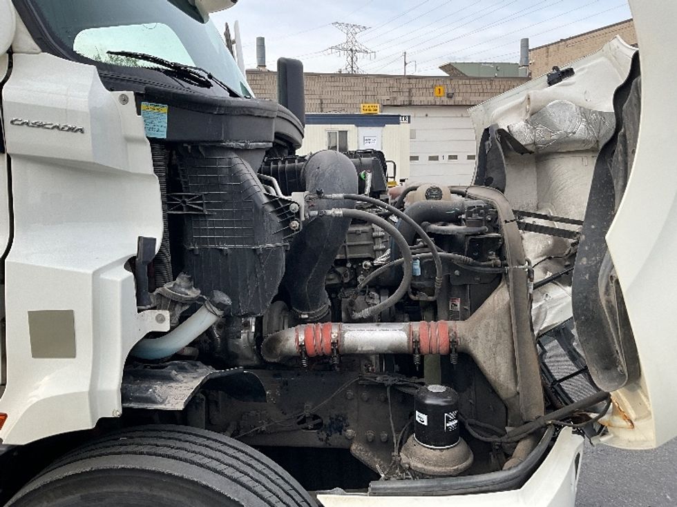 Day Cab Tractor-Heavy Duty Tractors-Freightliner-2022-T11664ST-London-ON-290,455\n\t\tkm-$ 93,500 - Image 15