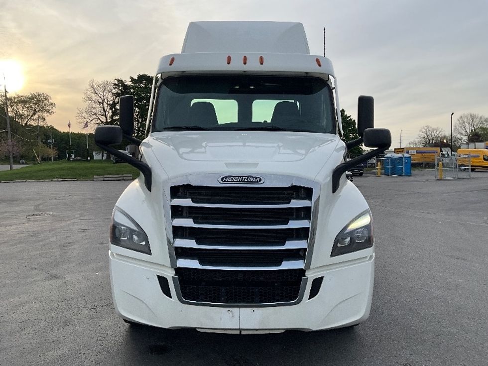 Day Cab Tractor-Heavy Duty Tractors-Freightliner-2022-T11664ST-London-ON-290,455\n\t\tkm-$ 93,500 - Image 2