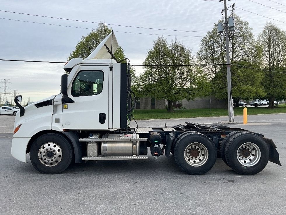 Day Cab Tractor-Heavy Duty Tractors-Freightliner-2022-T11664ST-London-ON-290,455\n\t\tkm-$ 93,500 - Image 4