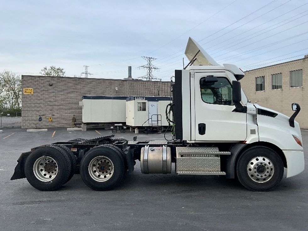 Day Cab Tractor-Heavy Duty Tractors-Freightliner-2022-T11664ST-London-ON-290,455\n\t\tkm-$ 93,500 - Image 8