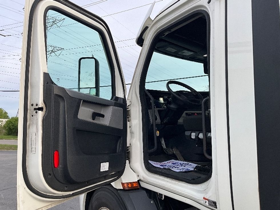 Day Cab Tractor-Heavy Duty Tractors-Freightliner-2022-T11664ST-London-ON-290,455\n\t\tkm-$ 93,500 - Image 9