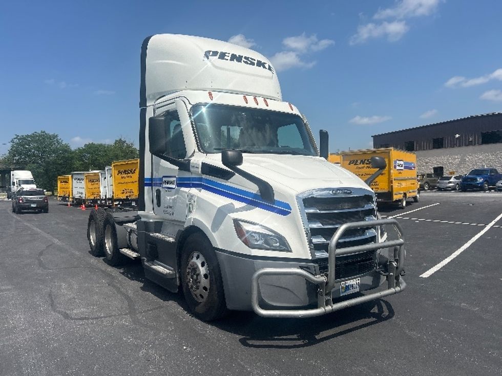 Day Cab Tractor-Heavy Duty Tractors-Freightliner-2022-T11664ST-Louisville-KY-521,500\n\t\tmiles-$ 49,250 - Image 1
