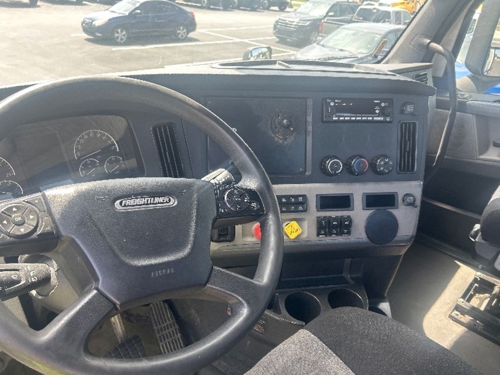 Day Cab Tractor-Heavy Duty Tractors-Freightliner-2022-T11664ST-Louisville-KY-521,500\n\t\tmiles-$ 49,250 - Image 10