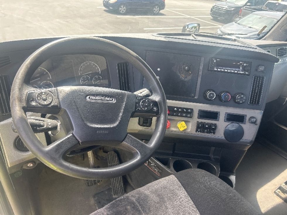 Day Cab Tractor-Heavy Duty Tractors-Freightliner-2022-T11664ST-Louisville-KY-521,500\n\t\tmiles-$ 49,250 - Image 11