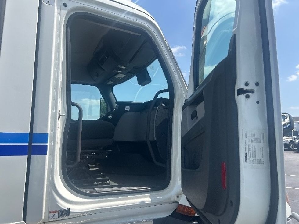 Day Cab Tractor-Heavy Duty Tractors-Freightliner-2022-T11664ST-Louisville-KY-521,500\n\t\tmiles-$ 49,250 - Image 12