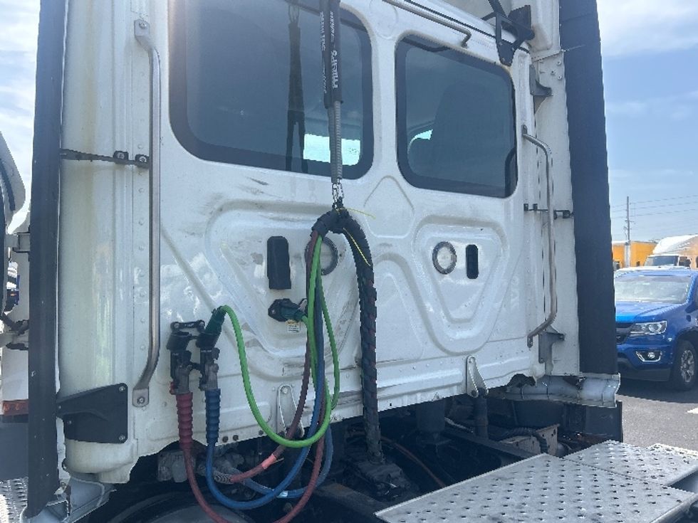 Day Cab Tractor-Heavy Duty Tractors-Freightliner-2022-T11664ST-Louisville-KY-521,500\n\t\tmiles-$ 49,250 - Image 17