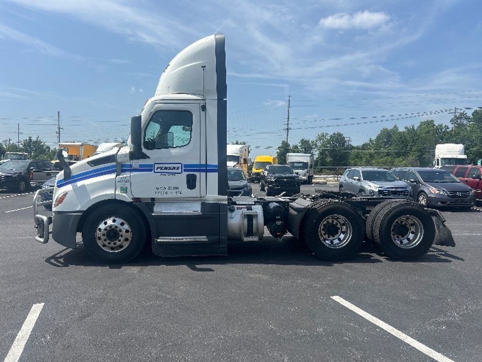 Day Cab Tractor-Heavy Duty Tractors-Freightliner-2022-T11664ST-Louisville-KY-521,500\n\t\tmiles-$ 49,250 - Image 4