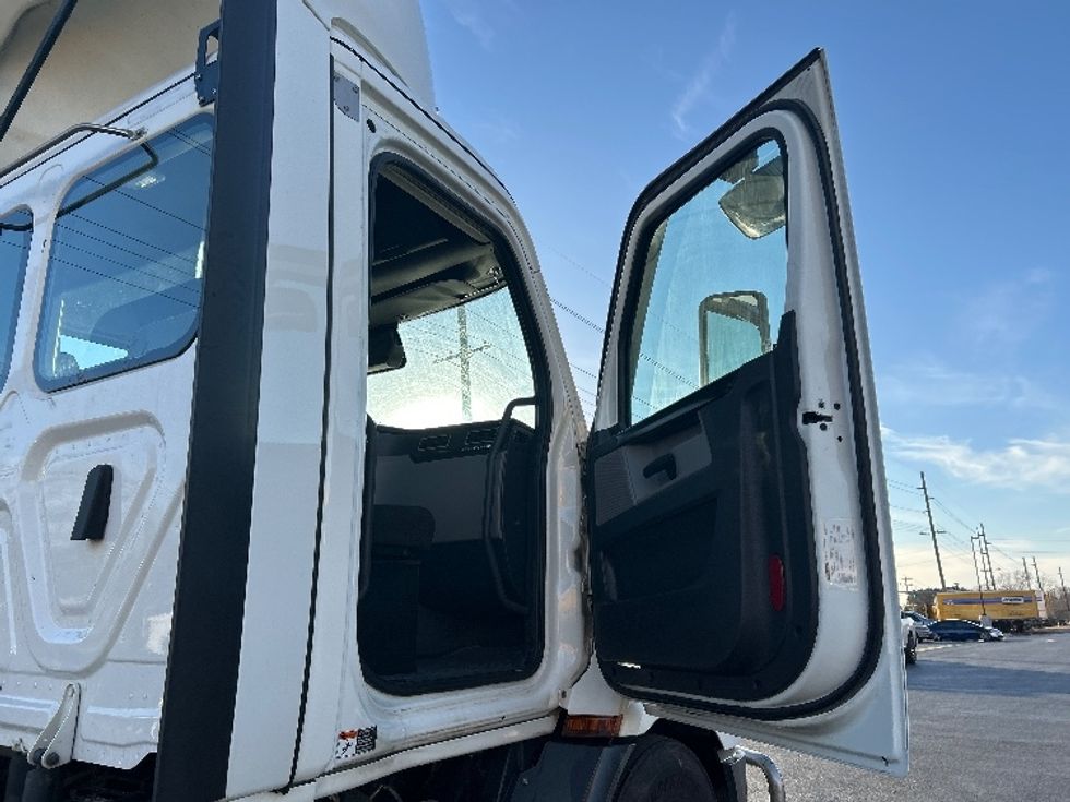 Day Cab Tractor-Heavy Duty Tractors-Freightliner-2022-T11664ST-Lowell-AR-622,370\n\t\tmiles-$ 35,250 - Image 12