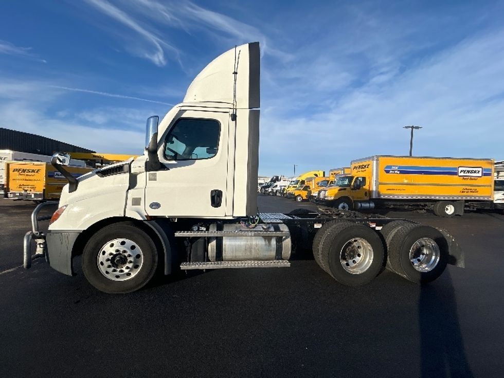 Day Cab Tractor-Heavy Duty Tractors-Freightliner-2022-T11664ST-Lowell-AR-622,370\n\t\tmiles-$ 35,250 - Image 4