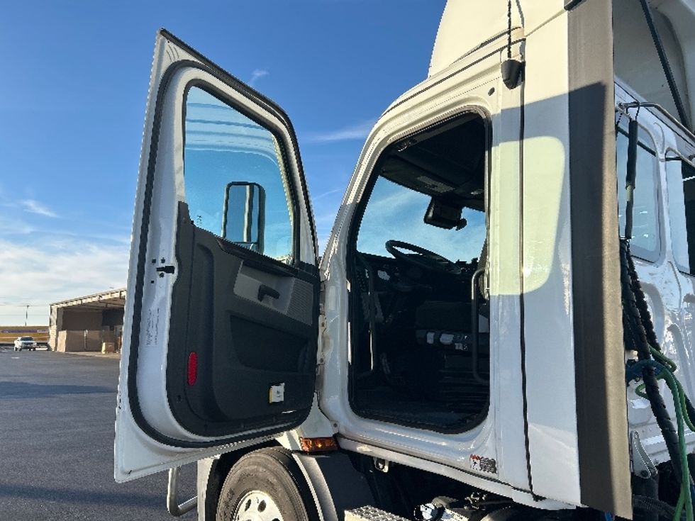 Day Cab Tractor-Heavy Duty Tractors-Freightliner-2022-T11664ST-Lowell-AR-622,370\n\t\tmiles-$ 35,250 - Image 9