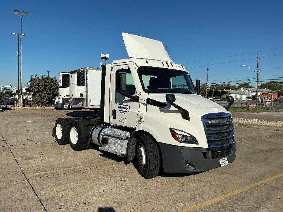 Day Cab Tractor-Heavy Duty Tractors-Freightliner-2022-T11664ST-Lubbock-TX-398,653\n\t\tmiles-$ 63,750 - Image 1