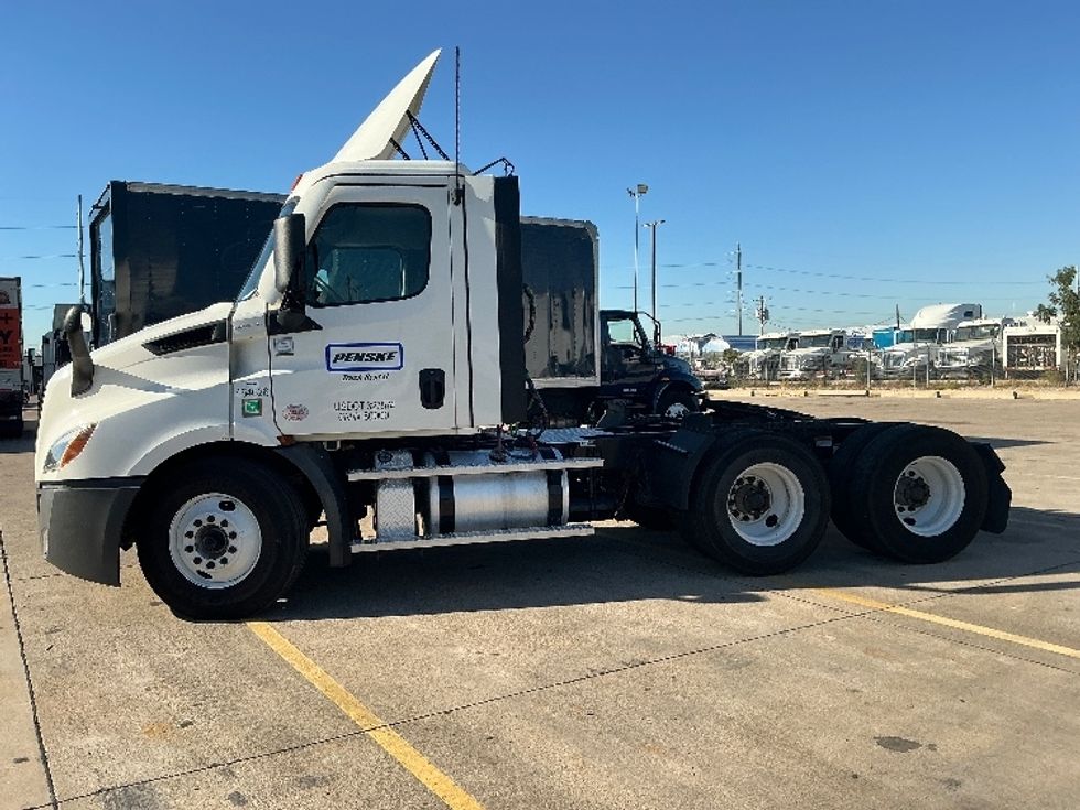 Day Cab Tractor-Heavy Duty Tractors-Freightliner-2022-T11664ST-Lubbock-TX-398,653\n\t\tmiles-$ 63,750 - Image 4