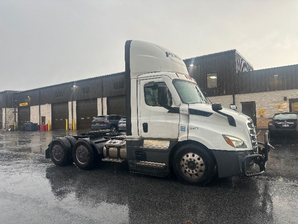 Day Cab Tractor-Heavy Duty Tractors-Freightliner-2022-T11664ST-Montgomery-NY-653,359\n\t\tmiles-$ 31,750 - Image 1