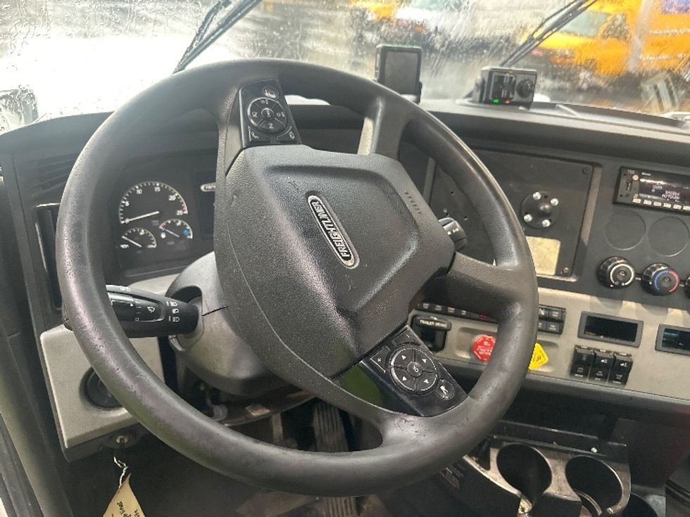 Day Cab Tractor-Heavy Duty Tractors-Freightliner-2022-T11664ST-Montgomery-NY-653,359\n\t\tmiles-$ 31,750 - Image 10