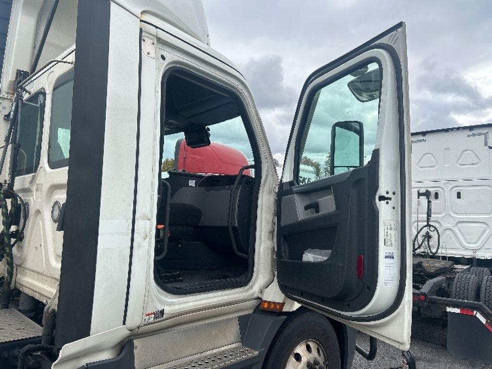 Day Cab Tractor-Heavy Duty Tractors-Freightliner-2022-T11664ST-Montgomery-NY-653,359\n\t\tmiles-$ 31,750 - Image 14