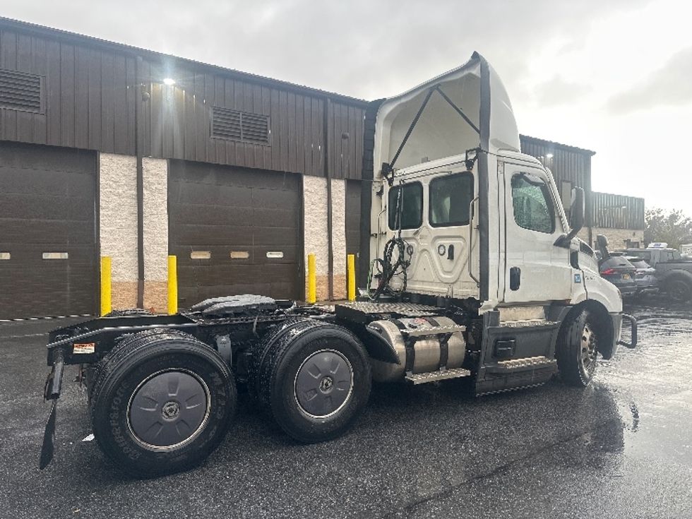 Day Cab Tractor-Heavy Duty Tractors-Freightliner-2022-T11664ST-Montgomery-NY-653,359\n\t\tmiles-$ 31,750 - Image 7